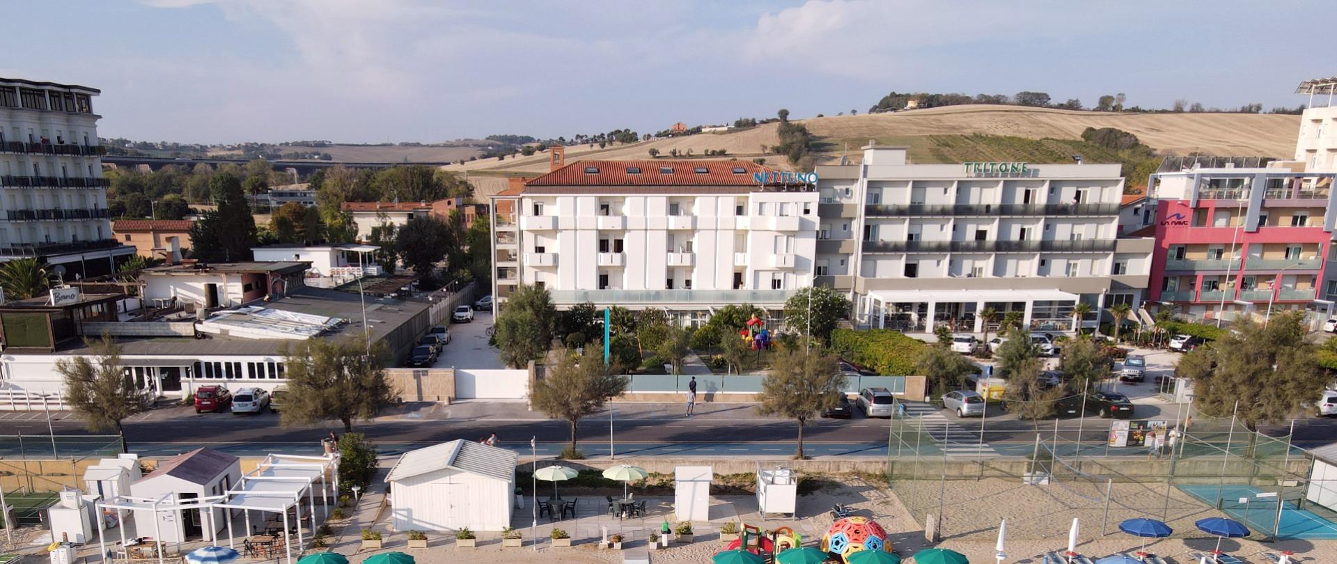Blick auf Hotels und Hügel, entspannte und sonnige Meeresatmosphäre.