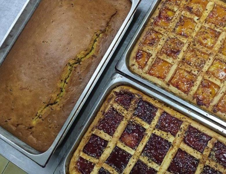 Deliziosi dolci fatti in casa: crostate con marmellata e soffice plumcake.